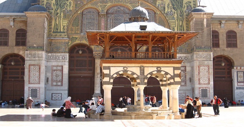 Innenhof der Umayyaden-Moschee mit Menschen in Damaskus in Syrien